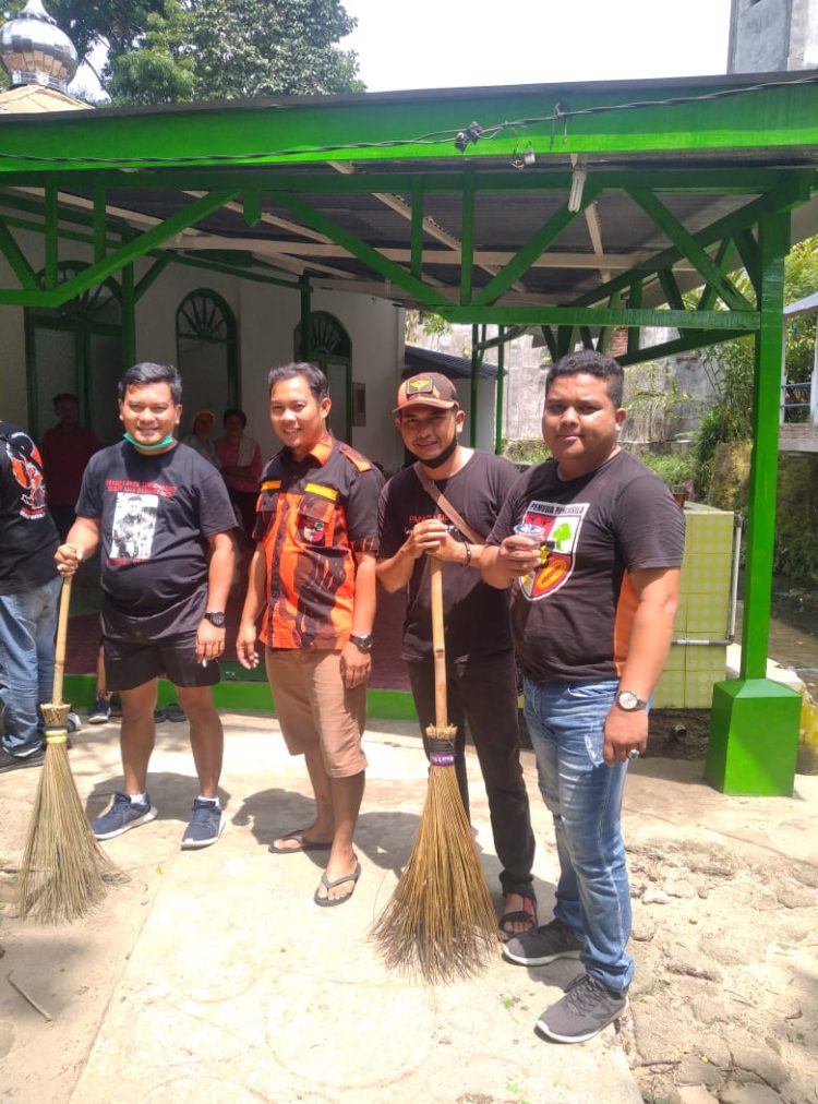Sambut Ibadah Puasa Ramadhan, Pemuda Pancasila Siantar Barat Bersih-bersih Rumah Ibadah