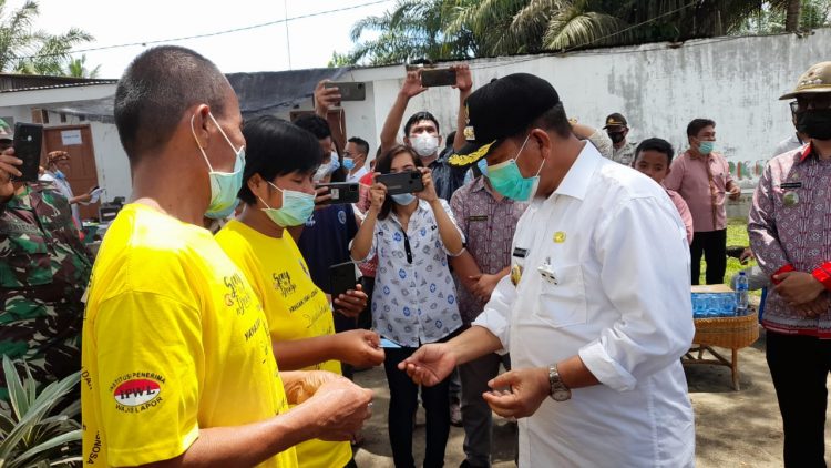 Serahkan e-KTP Secara Simbolis, Bupati Simalungun Ingatkan Disdukcapil Kerja dari Hati dan Tidak Meminta Apapun dari Rakyat