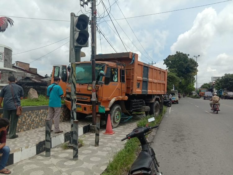 Rem Blong, Dum Truk Tabrak Sepeda Motor dan Panel Box Traffic Light