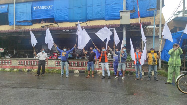 PPKM Level 4 Diperpanjang, Puluhan Pedagang Pasar Horas Pematangsiantar Kibarkan Bendera Putih