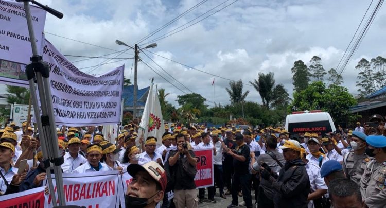 Izin Direksi PTPN IV, Seribu Karyawan Berunjukrasa ke Pemkab Simalungun. Berapa Kerugian Keuangan Negara?