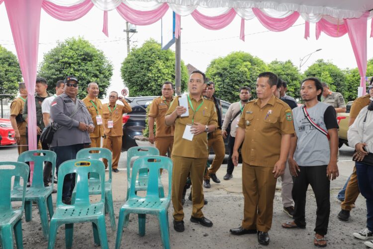 Bersama Forkopimda, Pj Sekda Pematangsiantar Meninjau Persiapan TPS Pemilu 2024