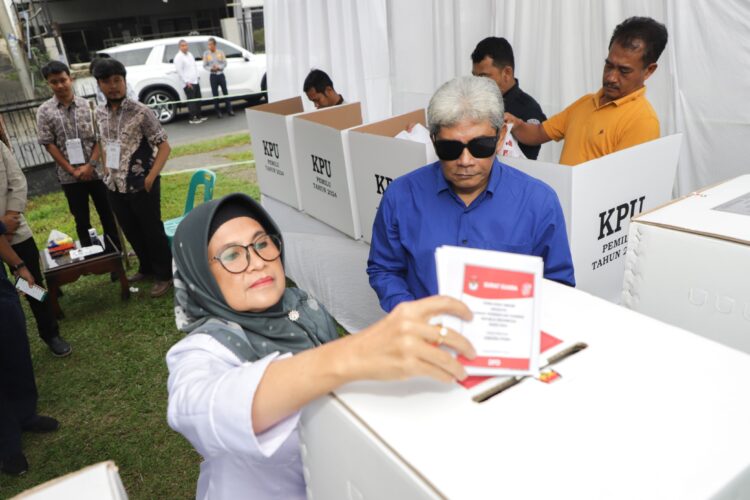 Susanti Dewayani bersama Suami Gunakan Hak Pilih Pemilu 2024 di TPS 6 Kelurahan Simarito